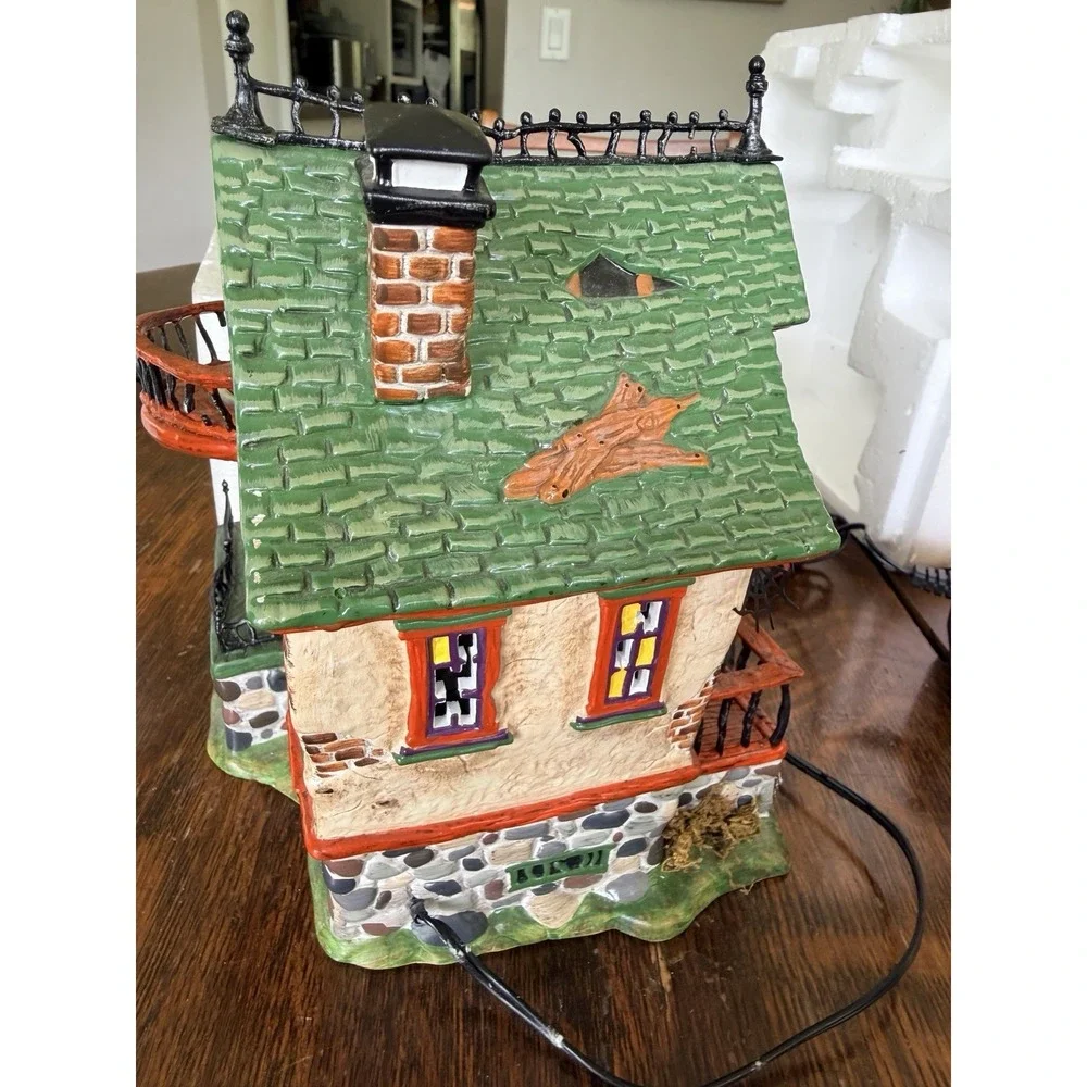 Dept 56 Halloween Snow Village Witches Brew Pub Light Up House 2004 LIGHTS UP!